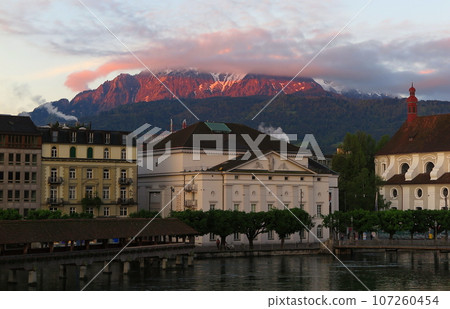 盧塞恩(瑞士)的羅伊斯河和日出時的皮拉圖斯山背景 盧塞恩(瑞士)的羅伊斯河和日出時的皮拉圖斯山背景 107260454
