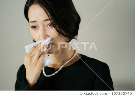 一名婦女在葬禮上哭泣的照片 一名婦女在葬禮上哭泣的照片 107260740