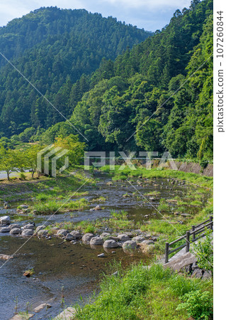 吉田元氣村附近的吉田川水岸修復 仲夏風景 秩父市上吉田 吉田元氣村附近的吉田川水岸修復 仲夏風景 秩父市上吉田 107260844