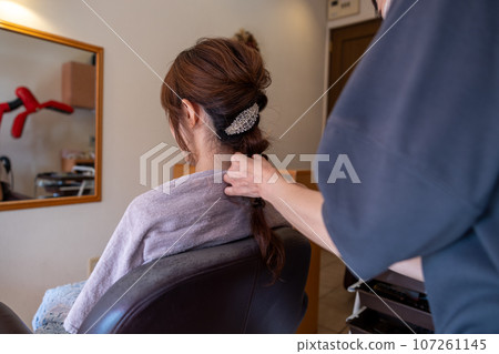 Young woman getting her hair done at a hair salon 107261145