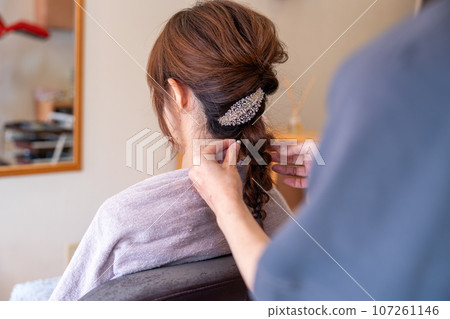 年輕女子在美髮沙龍做頭髮 年輕女子在美髮沙龍做頭髮 107261146