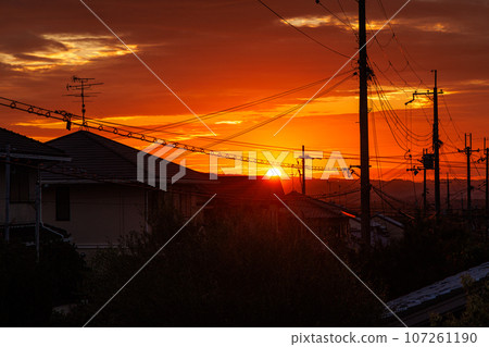 The sky dyed in sunset color and the bright red sunset in the downtown area of Nara City 107261190