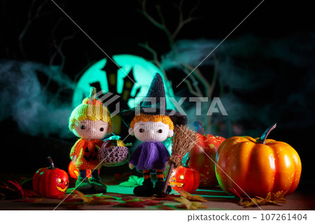 萬聖節南瓜和小阿米古魯米娃娃 107261404