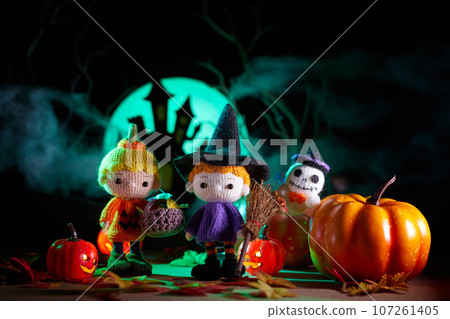 萬聖節南瓜和小阿米古魯米娃娃 107261405