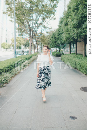 一名年輕女子使用智慧型手機的照片 107261528