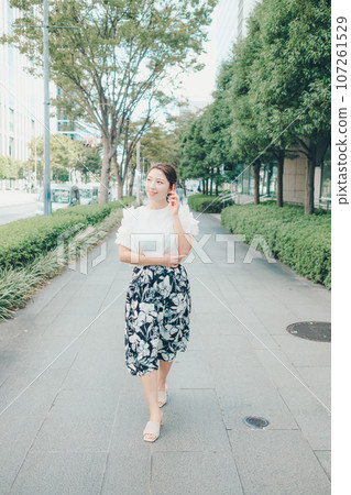 一名年輕女子使用智慧型手機的照片 107261529