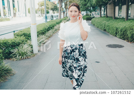 Photo of a young woman with a smartphone 107261532
