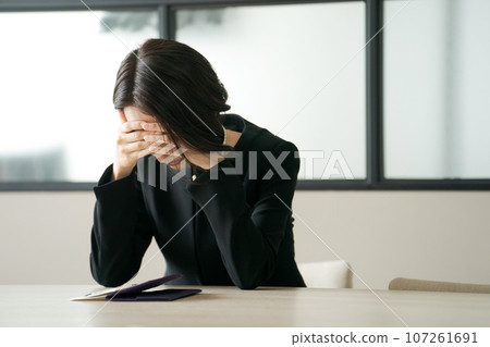穿著喪服的悲傷女人 穿著喪服的悲傷女人 107261691
