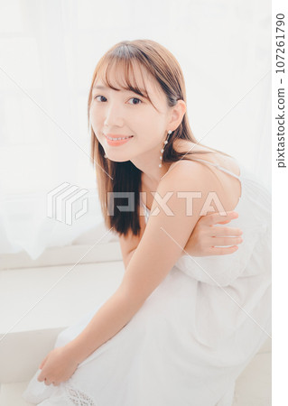 一名年輕女子站在室內的照片 107261790