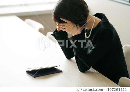 穿著喪服的悲傷女人 穿著喪服的悲傷女人 107261821