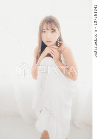 一名年輕女子站在室內的照片 一名年輕女子站在室內的照片 107261843