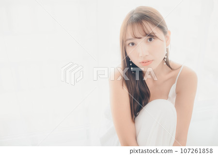 一名年輕女子站在室內的照片 一名年輕女子站在室內的照片 107261858