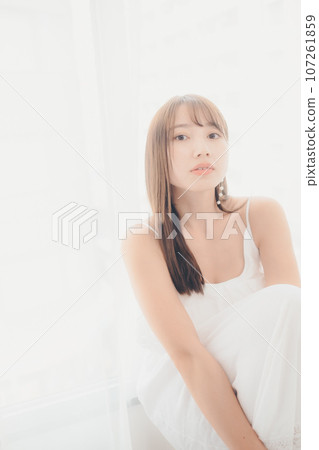 一名年輕女子站在室內的照片 一名年輕女子站在室內的照片 107261859