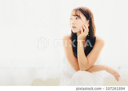 一名年輕女子站在室內的照片 一名年輕女子站在室內的照片 107261894