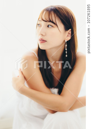 一名年輕女子站在室內的照片 一名年輕女子站在室內的照片 107261895