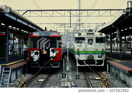 2002 Kiha 183 series limited express Hokuto and Kiha 40 series local train 107261982