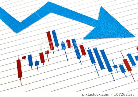 向下的股票圖表和箭頭 107262153