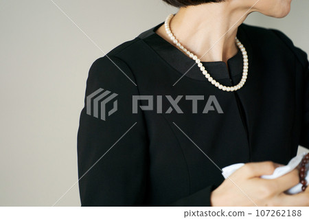 穿著喪服的婦女的部分切割 穿著喪服的婦女的部分切割 107262188