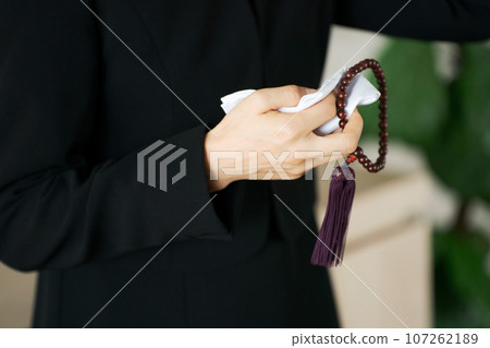 穿著喪服的婦女的部分切割 穿著喪服的婦女的部分切割 107262189