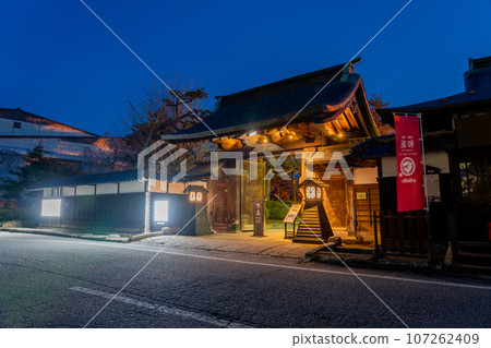 山形縣米澤市米澤城二之丸遺址上作為上杉伯爵宅邸主宅而建的上杉紀念館夜景 107262409