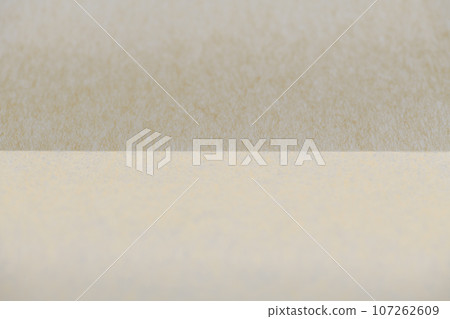 日本紙製成的淺色和深色圖像的背景材料（米色） 107262609