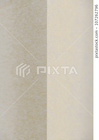 日本紙製成的淺色和深色圖像的背景材料（米色） 107262796