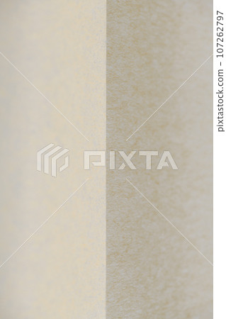 日本紙製成的淺色和深色圖像的背景材料（米色） 107262797