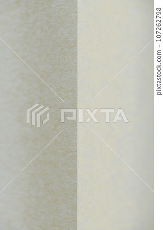 日本紙製成的淺色和深色圖像的背景材料（米色） 107262798