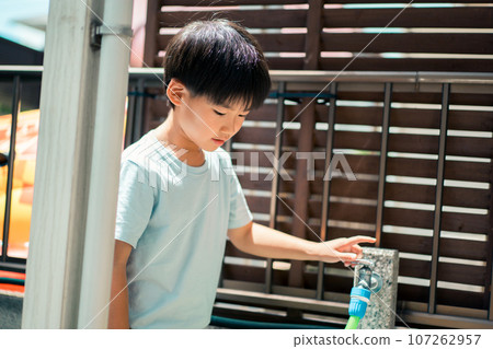 water supply, younger, baby boy 107262957