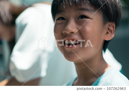 child, whelp, younger 107262963