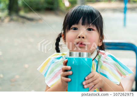 hydration, younger, girl 107262975
