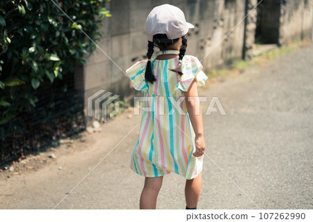 child, kid, younger 107262990