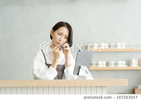 咖啡館服務生一臉困惑的表情 107263057