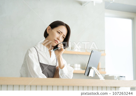 Cafe clerk with a troubled expression 107263244