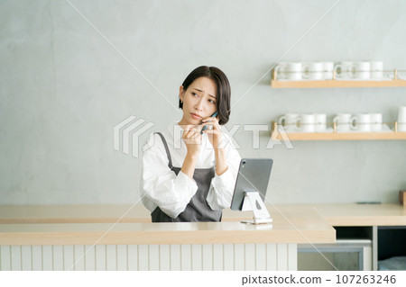 Cafe clerk with a troubled expression 107263246