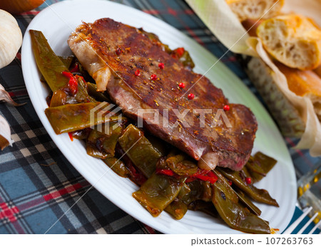Grilled beef with stewed green beans and pepper 107263763