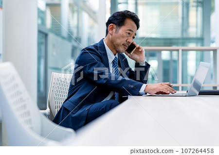 打電話給智能手機的商務人士 107264458