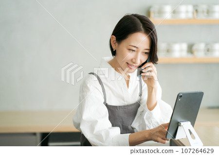 咖啡館服務員打電話 咖啡館服務員打電話 107264629