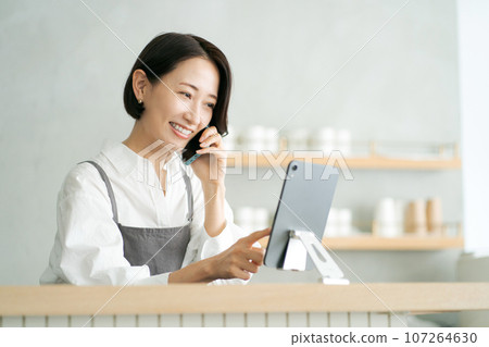 咖啡館服務員打電話 107264630