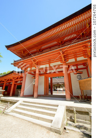 The middle gate of Kasuga Taisha Shrine, clear skies The middle gate of Kasuga Taisha Shrine, clear skies 107264708