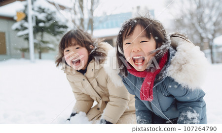 日本孩子在雪地裡玩耍 107264790