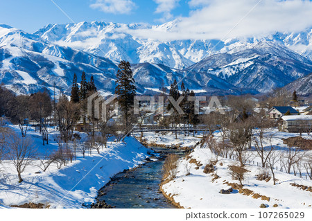 Hakuba in winter: Oide Park and the snow-covered Hakuba Mountain Range Hakuba in winter: Oide Park and the snow-covered Hakuba Mountain Range 107265029