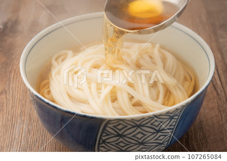 Udon with dashi soup Udon with dashi soup 107265084