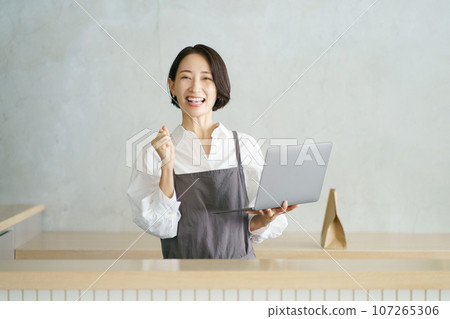 有膝上型計算機的咖啡館職員 107265306