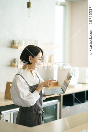 有膝上型計算機的咖啡館職員 有膝上型計算機的咖啡館職員 107265374