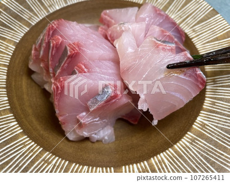 黃尾魚刺身:高品質魚肉的精美呈現。 黃尾魚刺身:高品質魚肉的精美呈現。 107265411