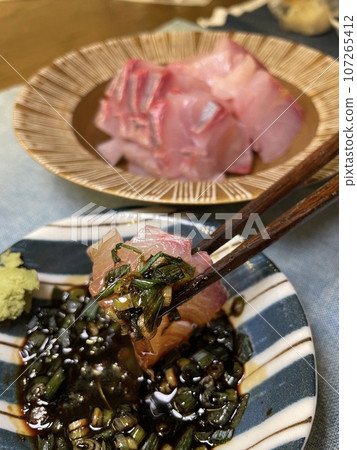 Hiramasa sashimi 107265412