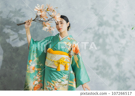 Woman in long-sleeved kimono 107266517