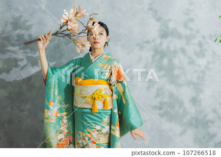 Woman in long-sleeved kimono 107266518