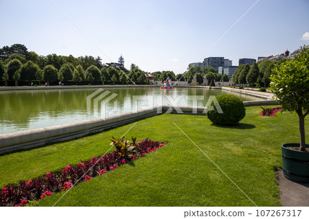 Modern installation on the lake in front of the entrance to the Belvedere in Vienna 107267317